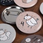 24 Adventskalender-Zahlen auf Buttons 35mm – Rosa-blau – Bild 5
