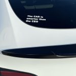 Tesla Autoaufkleber "THE CAR IS SMARTER THAN THE CEO" Weiss – Bild 2