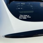 Tesla Autoaufkleber "THE CAR IS SMARTER THAN THE CEO" Weiss – Bild 3