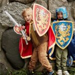 Liontouch® Edler Ritter Spielzeugschwerter, Schilde & Äxte, Blau & Rot – Bild 5