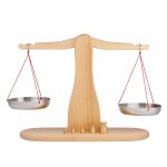 Waage, Lindenholz, mit 5 Messinggewichten