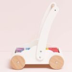 Lauflernwagen mit Klötzen in Regenbogenfarben – Bild 3
