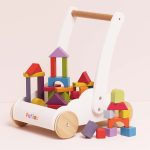 Lauflernwagen mit Klötzen in Regenbogenfarben – Bild 7