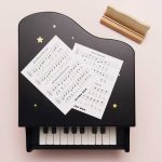 Grosses Holz-Piano – Bild 3
