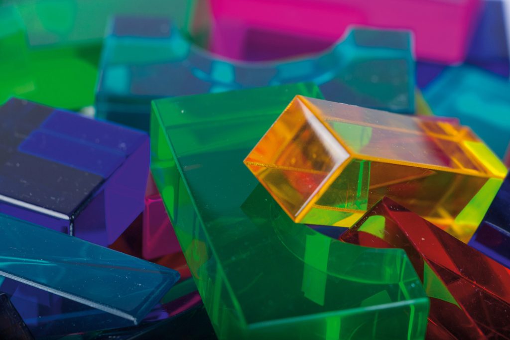 Luxy bunt im Holzkasten