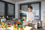 Luxy bunt im Holzkasten